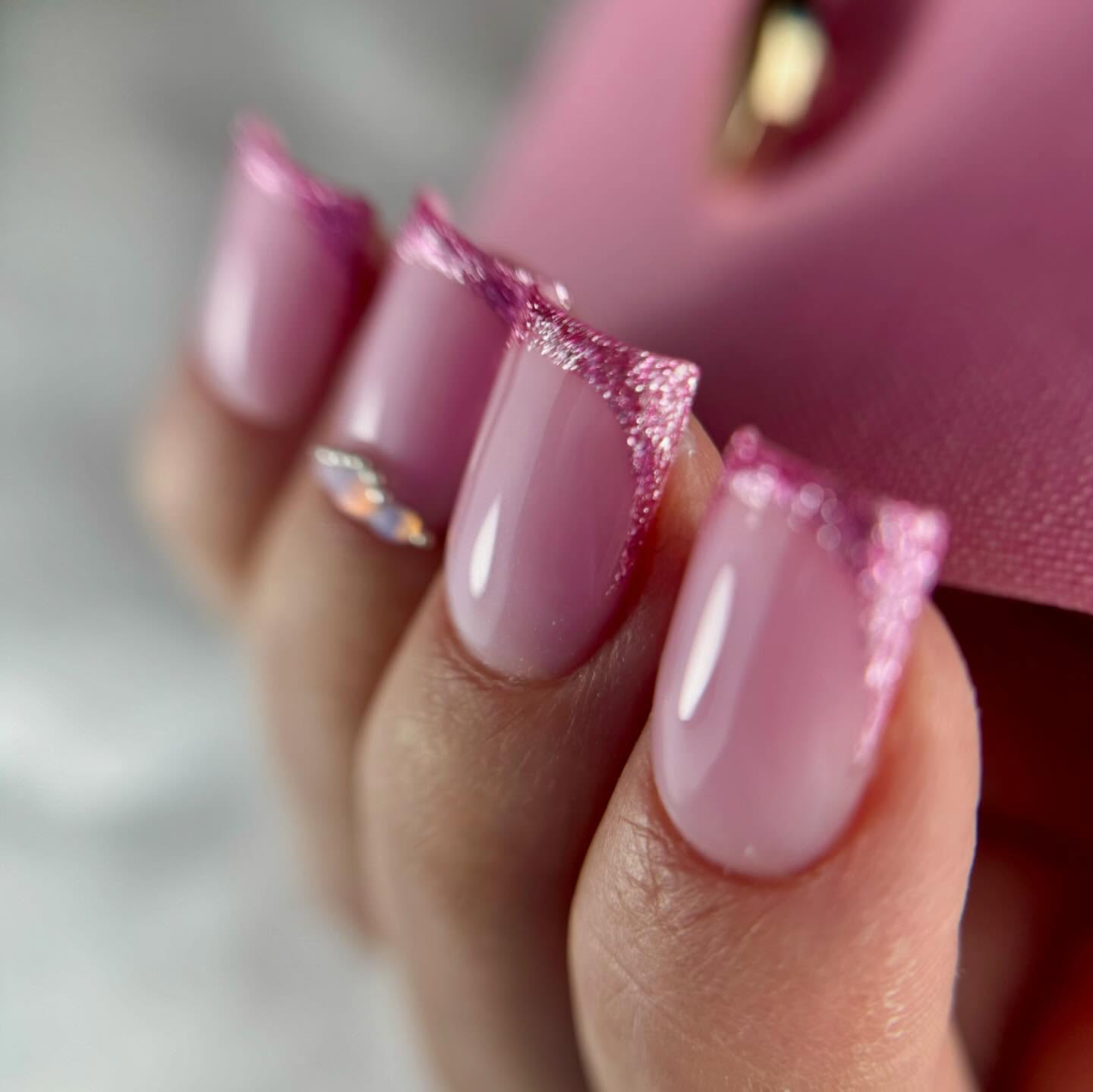 French manicure z cyrkoniami